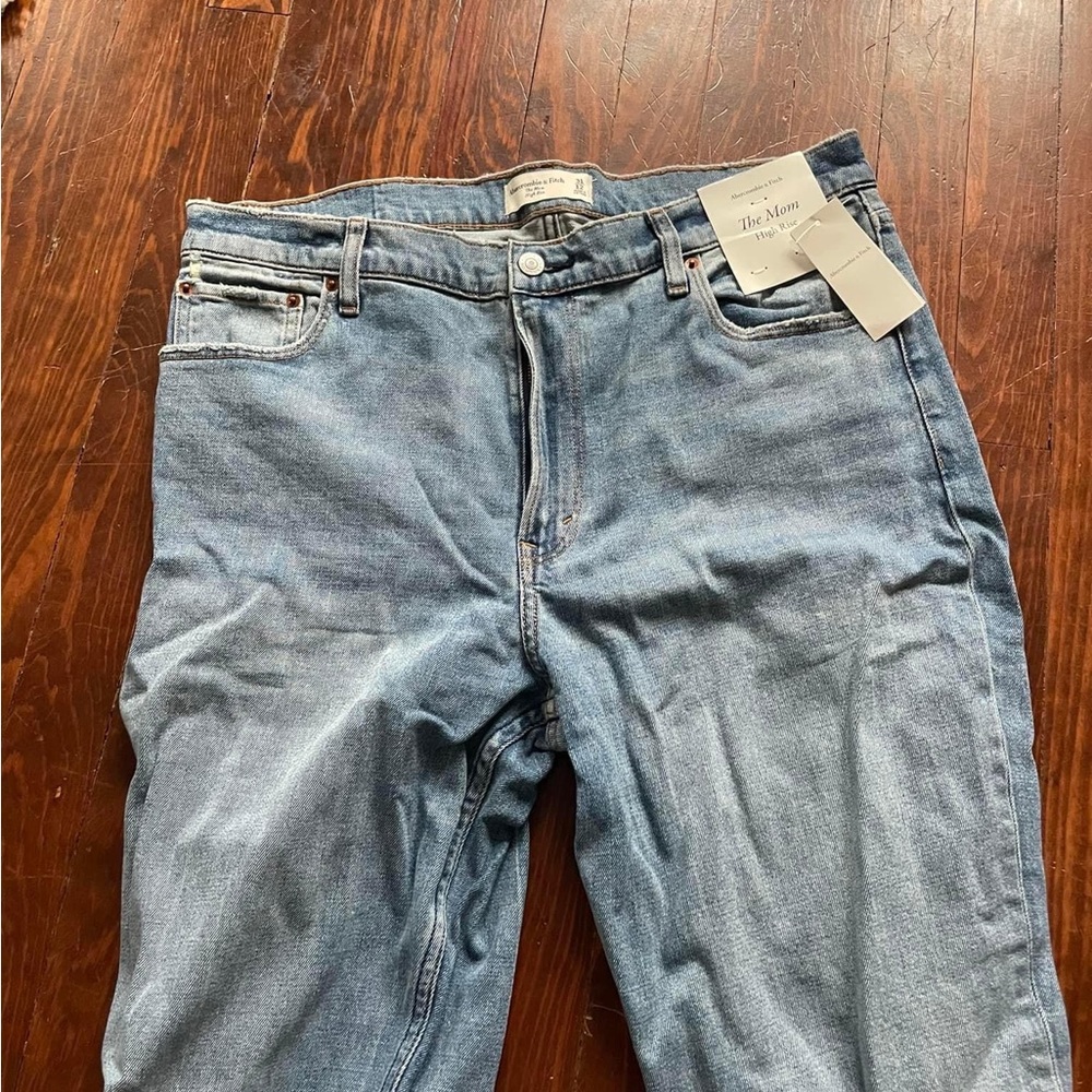 Abercrombie & Fitch The Mom High Rise Jean
